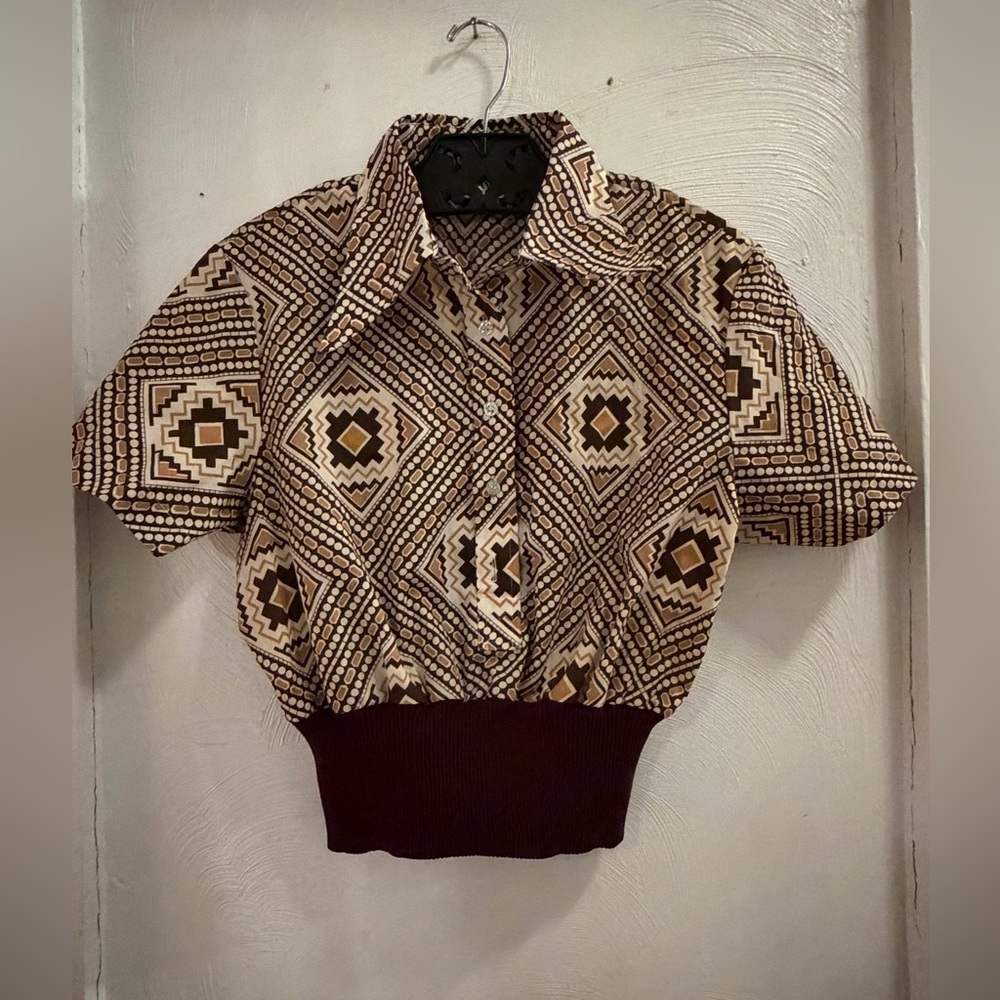 Geometric Patterned Short Sleeve Top